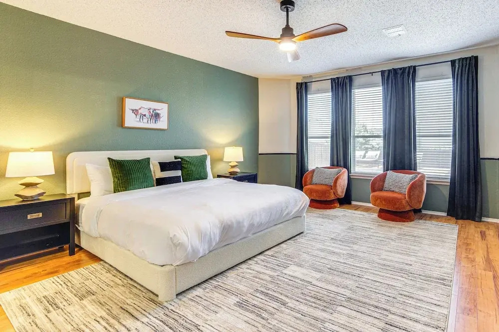 Group-friendly Grand Prairie Home w/ Perks!