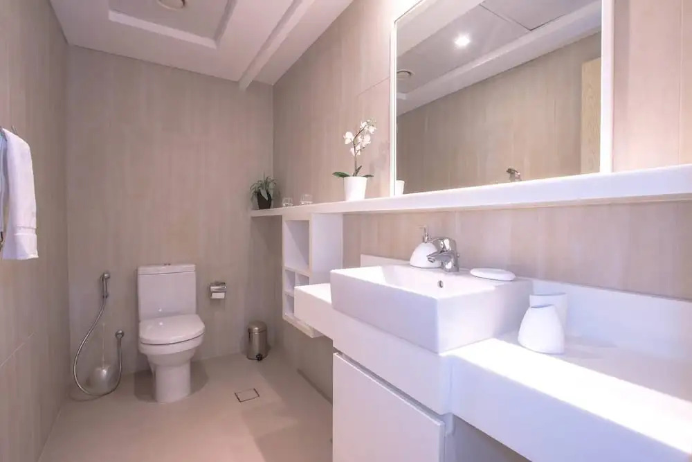 Upscale 1BR - Sea Views - Direct Beach Access!