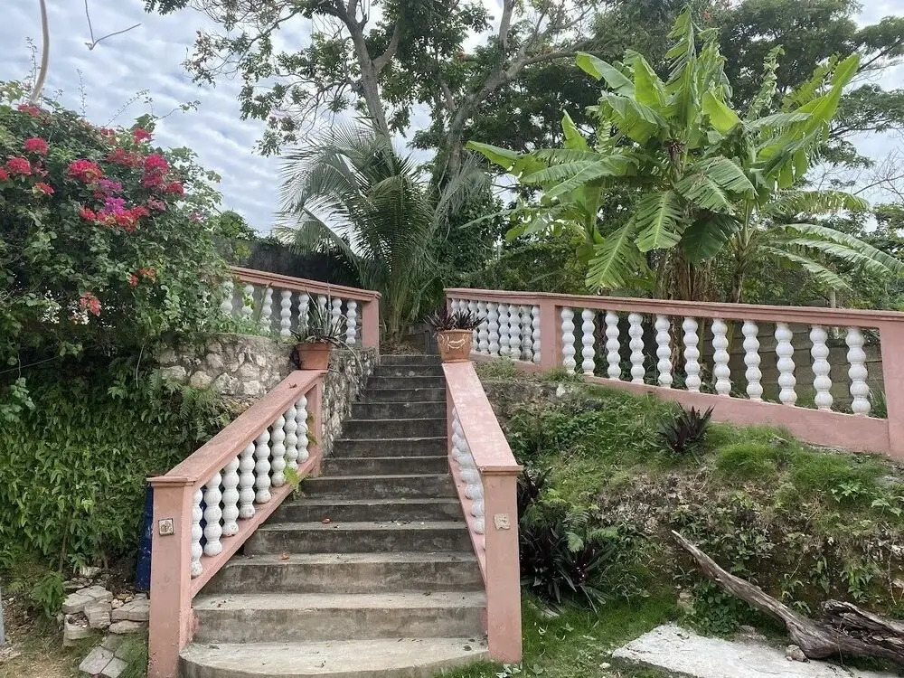 YanceyLargoEstate 2BR Villa with Mountain Views