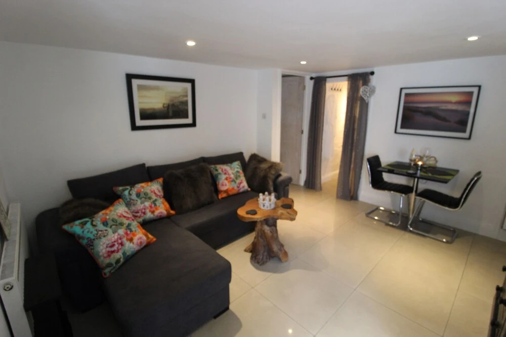 Beautiful Cosy 1 Bedroom Basement Apartment
