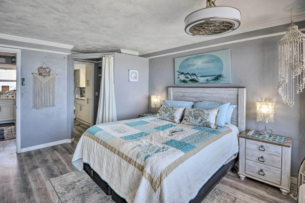 Walk to Ocean: Bright Daytona Beach Condo!
