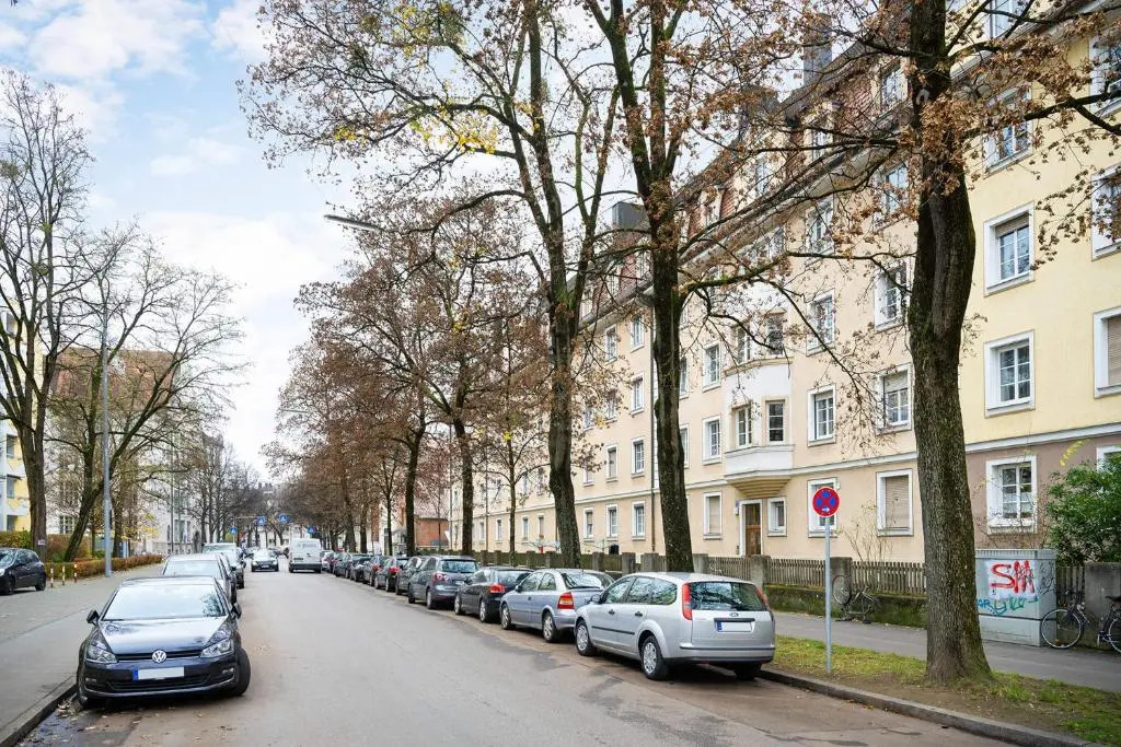 Big Central Apartment near Rotkreuzplatz with 3 BR for 12 PAX