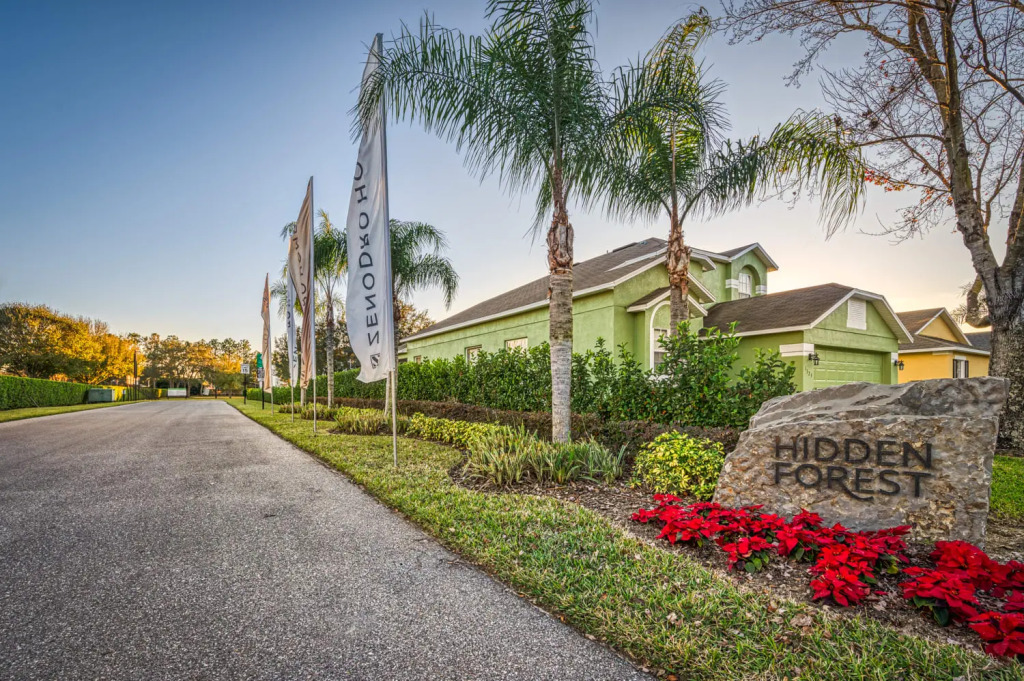Comfortable Townhome with private pool near Disney