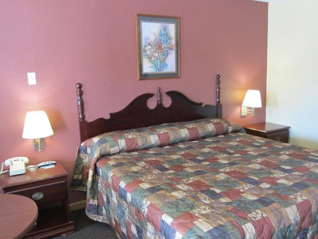 First Western Inn - Fairmont City