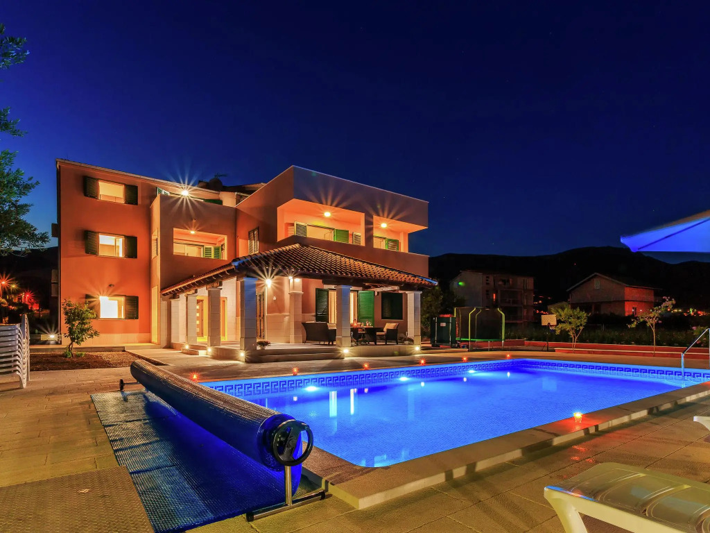 Comfortable Villa in Kaštel Novi with Pool