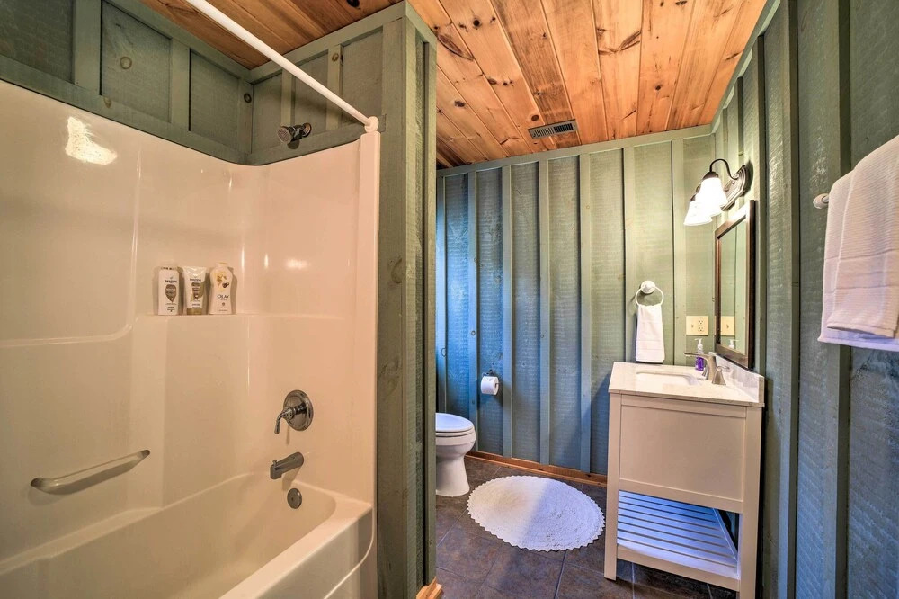 Decks & Mountain Views: Waynesville Getaway!