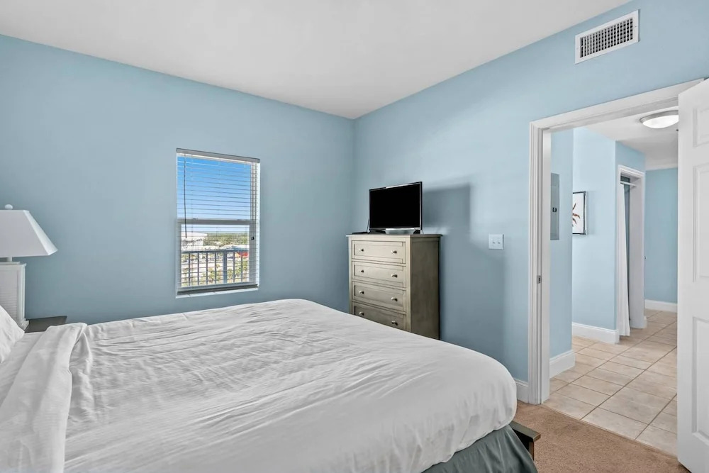 Laketown Wharf 910