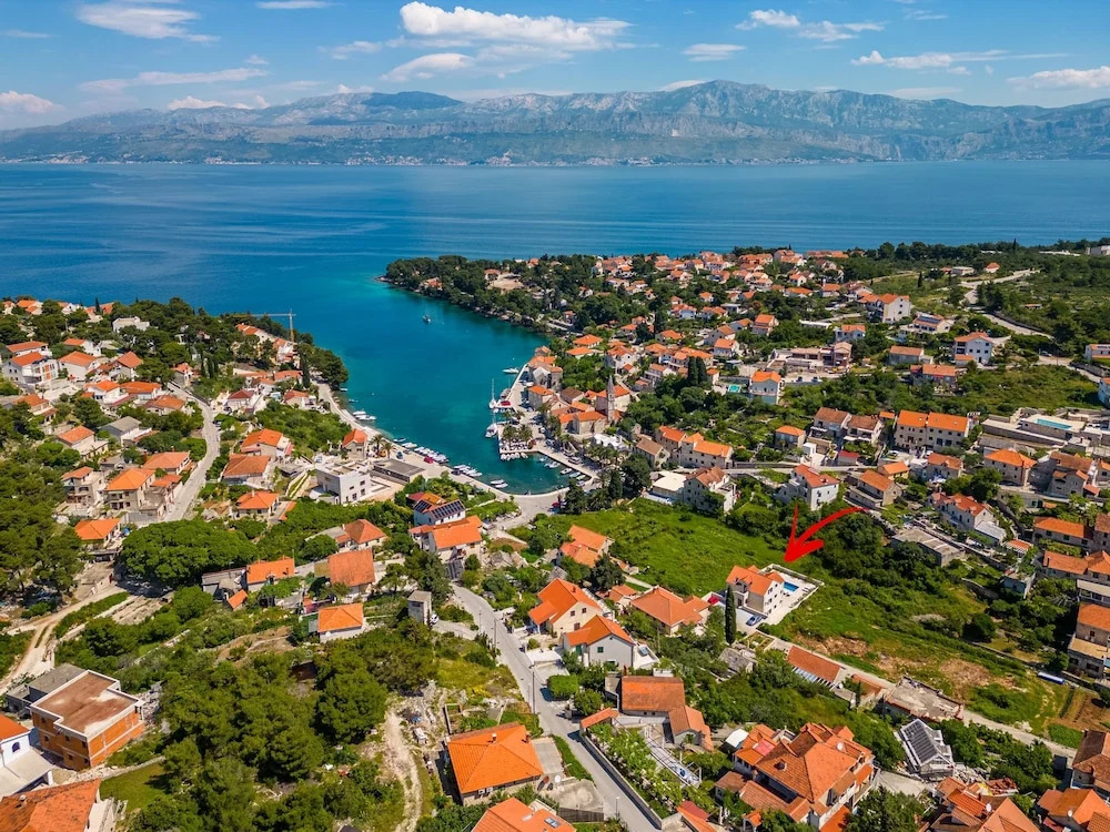 Janie in Splitska With 4 Bedrooms and 2 Bathrooms