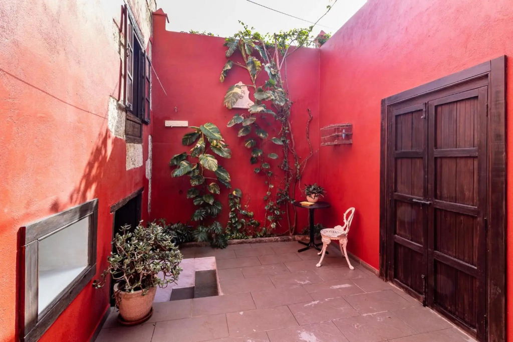 Amiga Mia Traditional House