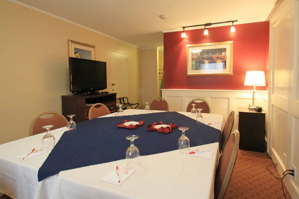 Zackery's Restaurant At Fireside Inn and Suites