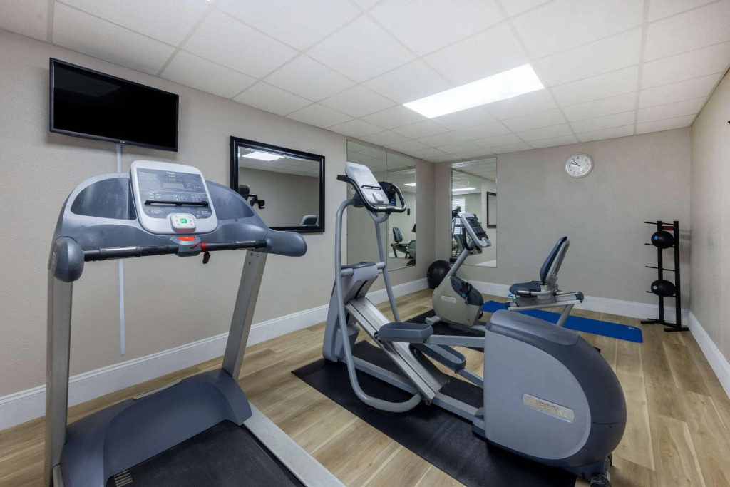 Days Inn & Suites by Wyndham Fort Bragg/Cross Creek Mall