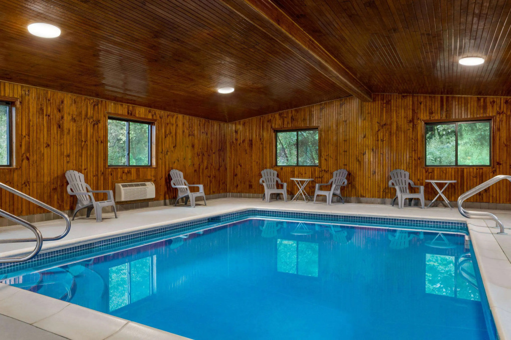 Super 8 by Wyndham Grove City