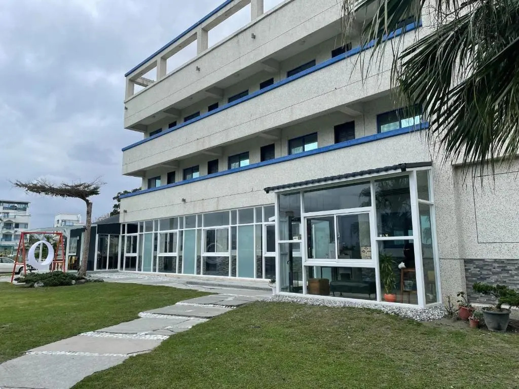 海邊名人50電梯民宿 專屬停車場
