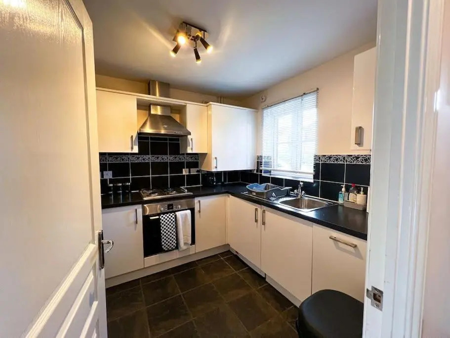 Lovely 4 Bedroom Apartment With Free Internet, study and Parking