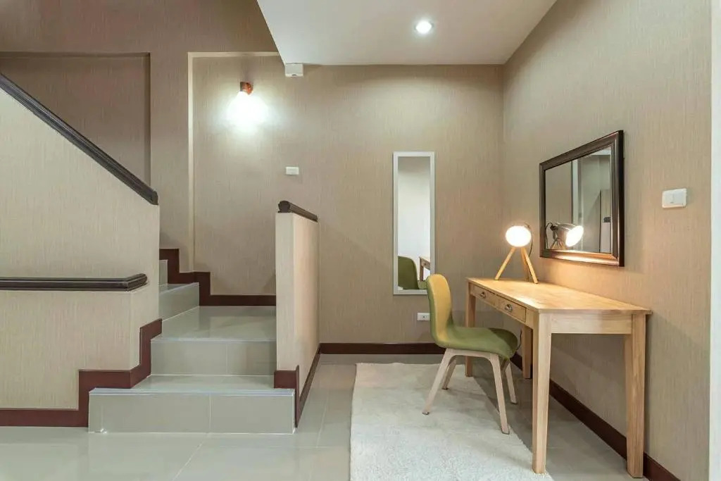 Modern Townhome at the Saturday Market and Old City