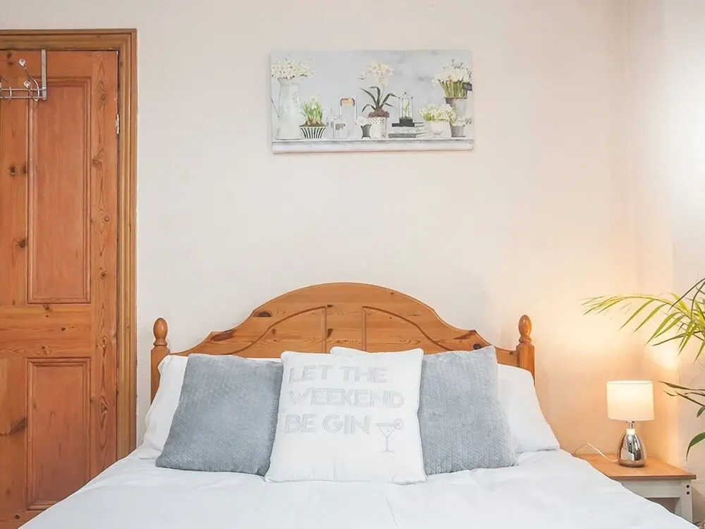 Spacious Victorian 4 bed house near Heath Hospital