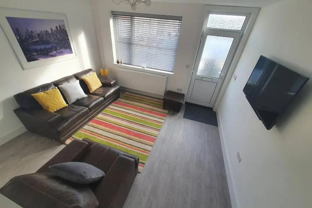 Oole 2 bed & en-suites house with parking near beach
