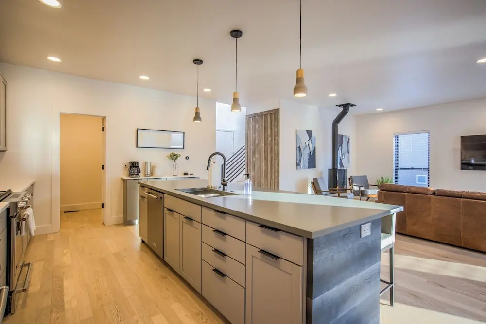 6bd3.5ba?downtown Modern Luxury W/hot Tub?