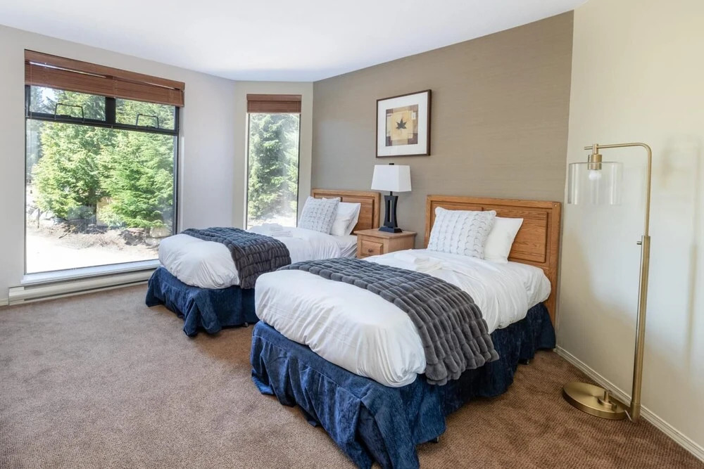 Large 2-bedroom Whistler Condo for up to 6 People w Swimming Pool hot tub