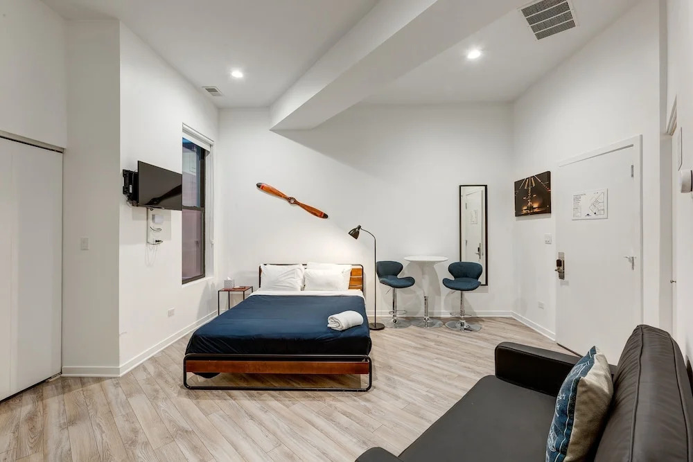 Enjoy A Romantic Chicago Getaway - This Windy City Studio Is Perfect For 2 - 747 Lofts Cabin 104 by RedAwning