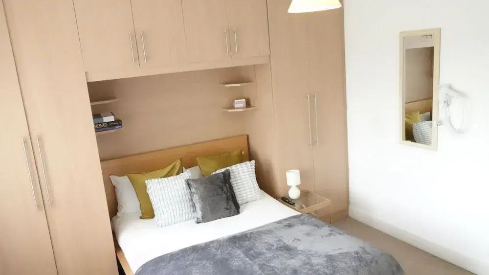 Private on suites- Private Bathroom every room-1 Bus to Heathrow Airport