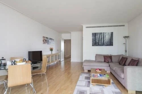 House Of MoLi - South Quay Apartments