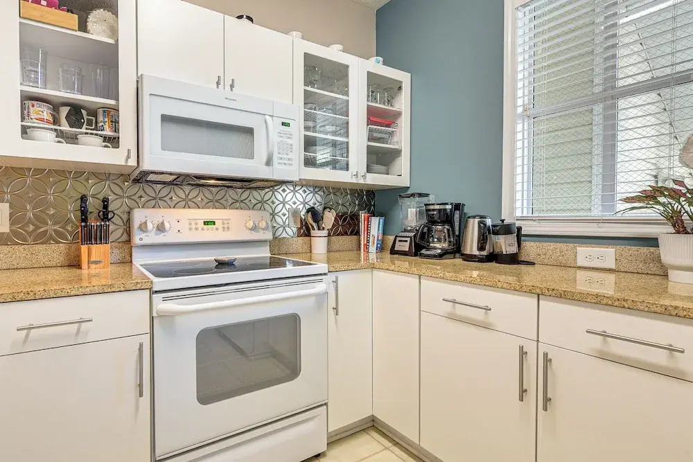 Sunny Coastal Condo ~ 1 Mi to N Myrtle Beach!