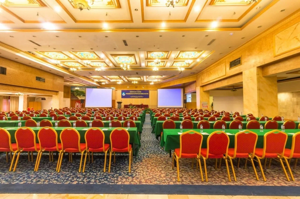 Twin Plaza Hotel