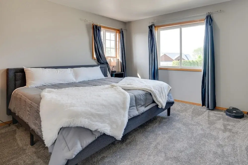 Moses Lake Vacation Rental w/ Hot Tub & Game Room