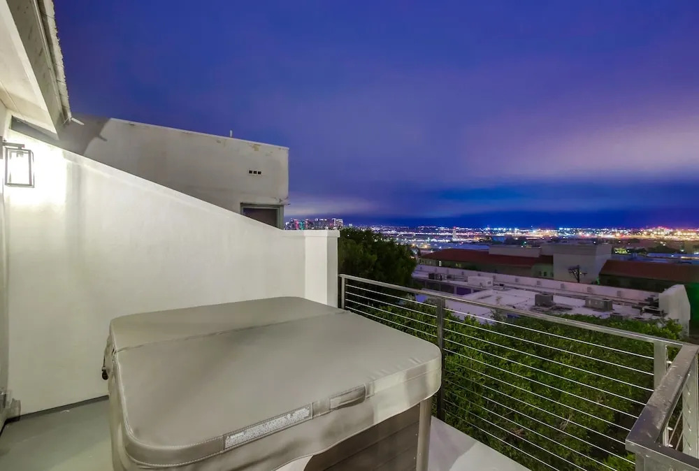 The California III - Stunning Mission Hills Duplex