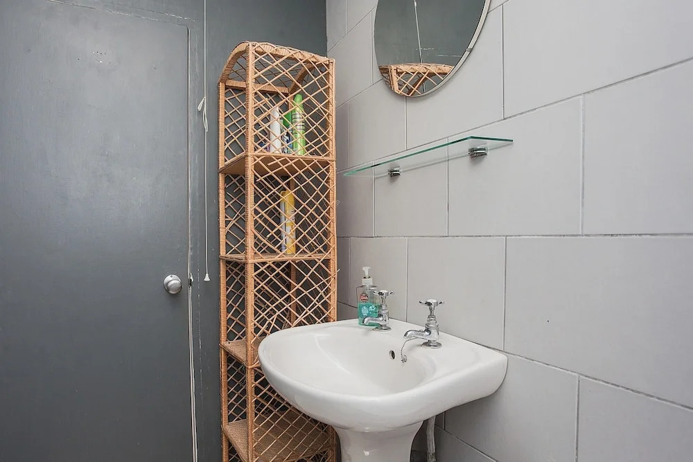 Bright 1 Bedroom Flat in Oval