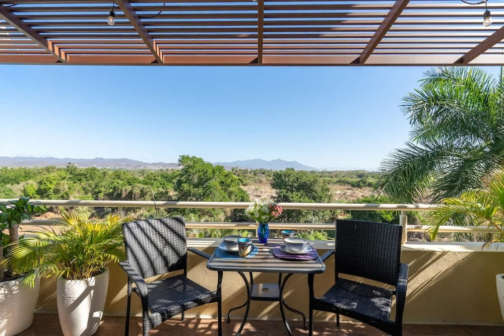 Sleeps 6 Views Beach 1 Block Gated