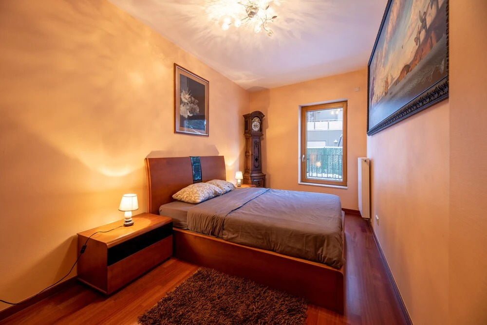 Spacious 2BR Apt w Terrace Pkg Near DT