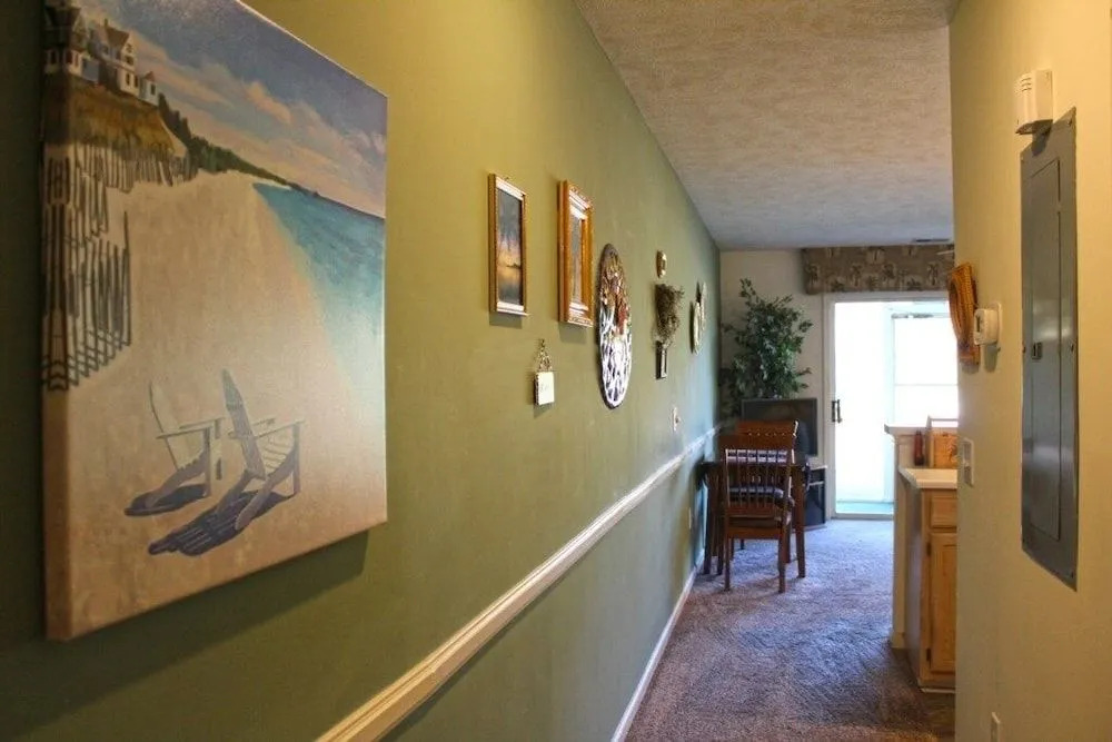 River Oaks 27 B 1 Br condo by RedAwning