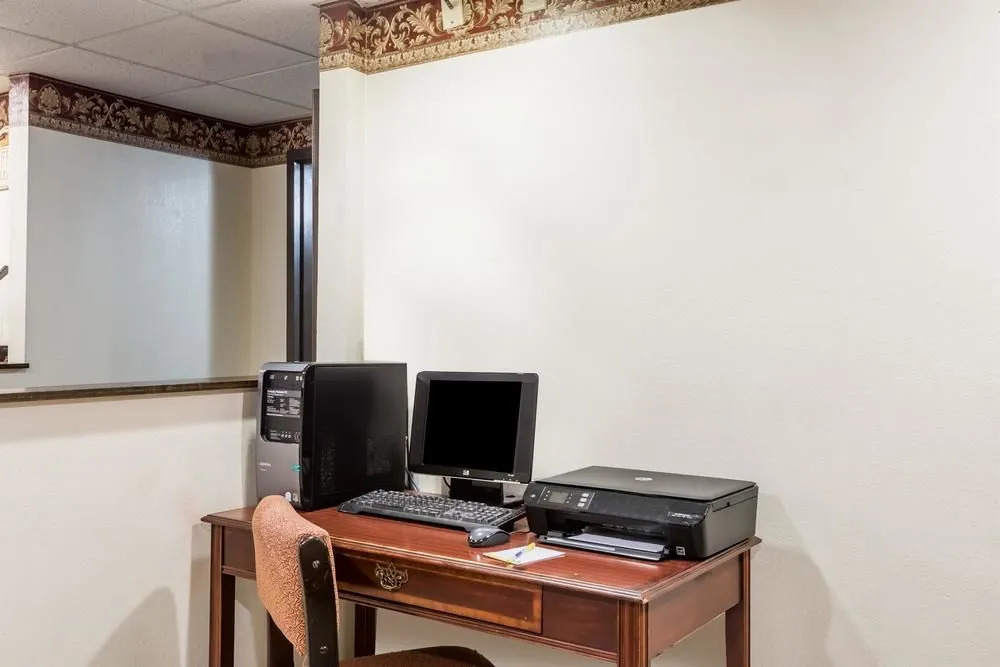 Days Inn And Suites Youngstown / Girard Ohio