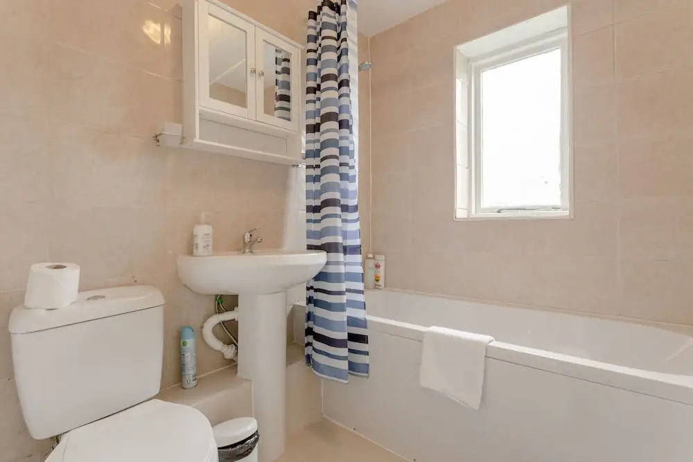 Bright 2 Bedroom Flat in Acton