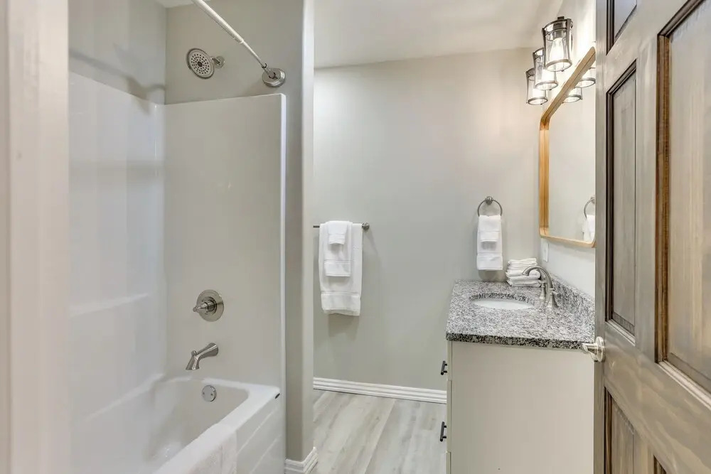 Half-mi to Oakland City Golf Club: Sleek Apartment