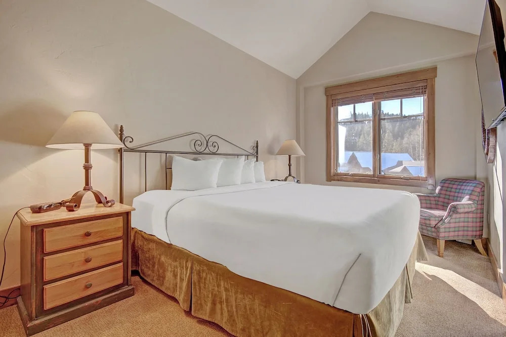 Bright + Scenic 2br - 7ppl Steps To Ski Lifts + Main Street 2 Bedroom Condo by RedAwning