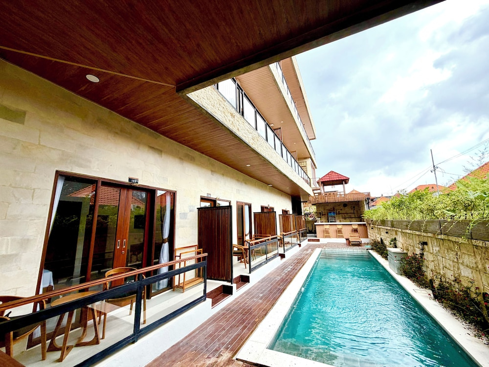 Okas Guesthouse 2 Canggu x Batu Bolong