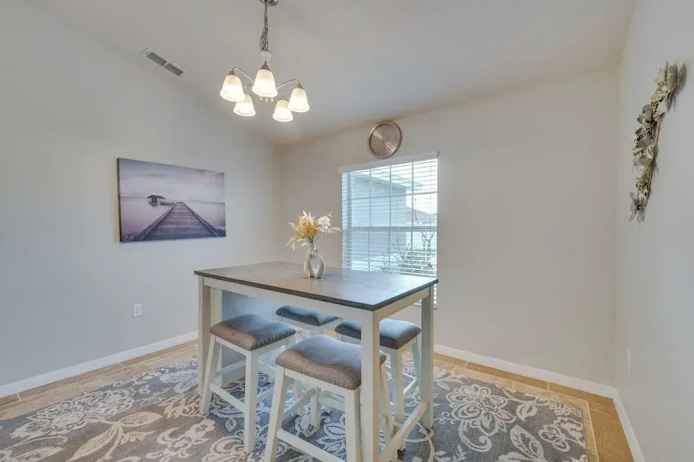 Family Home w/ Screened Porch in Davenport