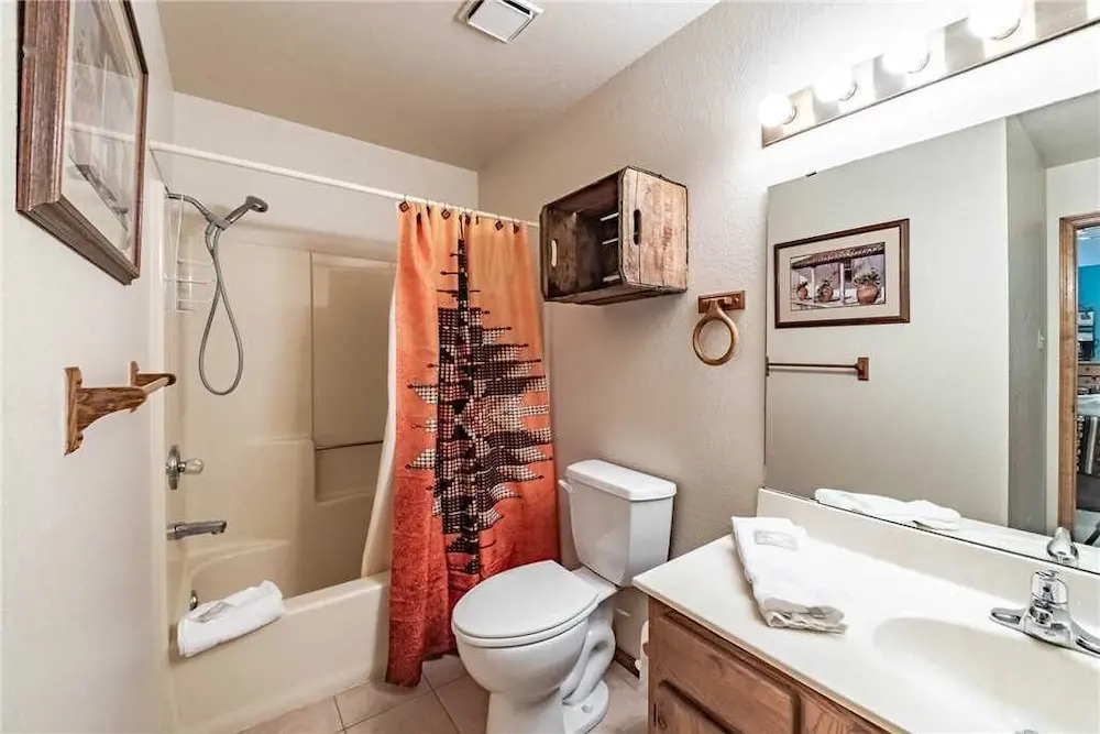 Fort Getaway - Three Bedroom Cabin with Hot Tub