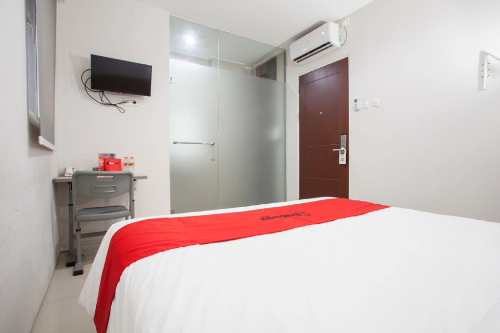 RedDoorz near Pasar Turi Station
