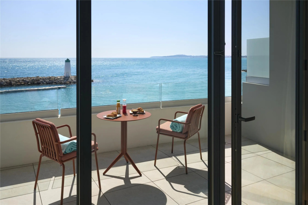 Marina Bay Riviera Hotel, Curio Collection by Hilton