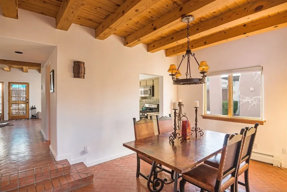 Serenidad - Delightful Vacation Home, Walk to The Plaza and Canyon Rd