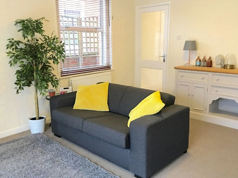 iRelocate - Garden Flat by the Sea