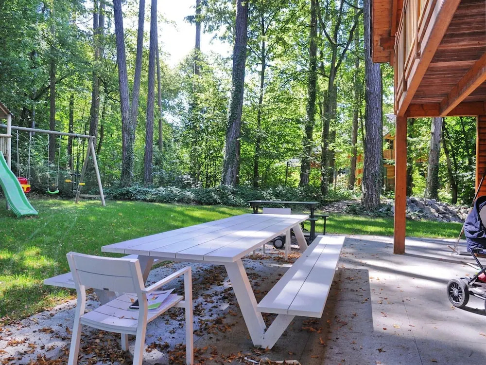 Spacious Chalet Located at Bomal with Hot Tub & Garden Parlour