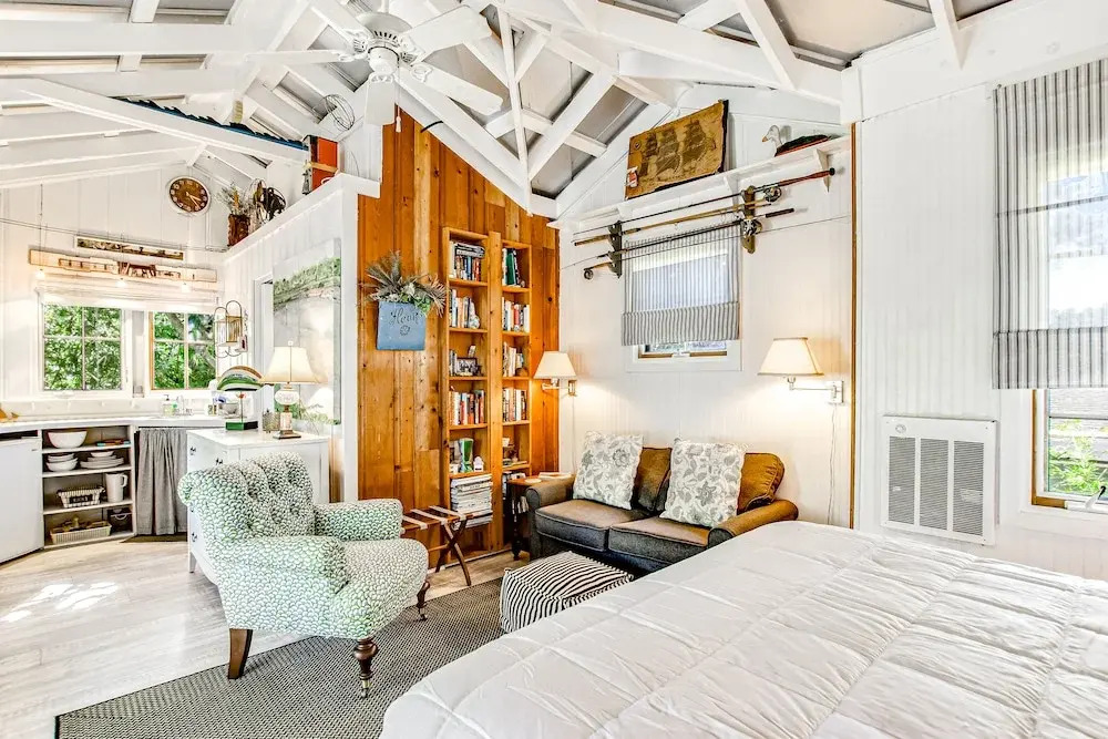 Charming Getaway w/ a Kitchenette & Free Wifi - Walk to the Beach