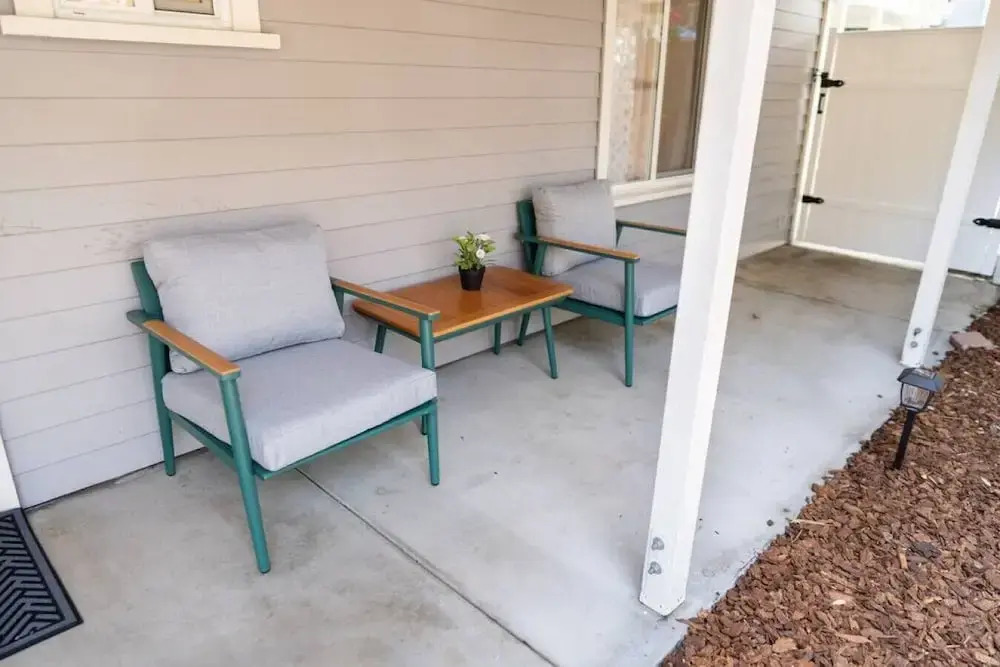 Updated 1BR House in Glendale With Private Fenced Yard p55