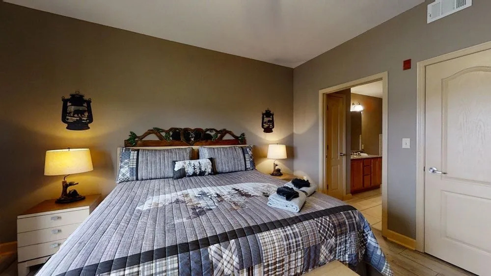 A Bear's Hibernation 1 Bedroom Condo by RedAwning