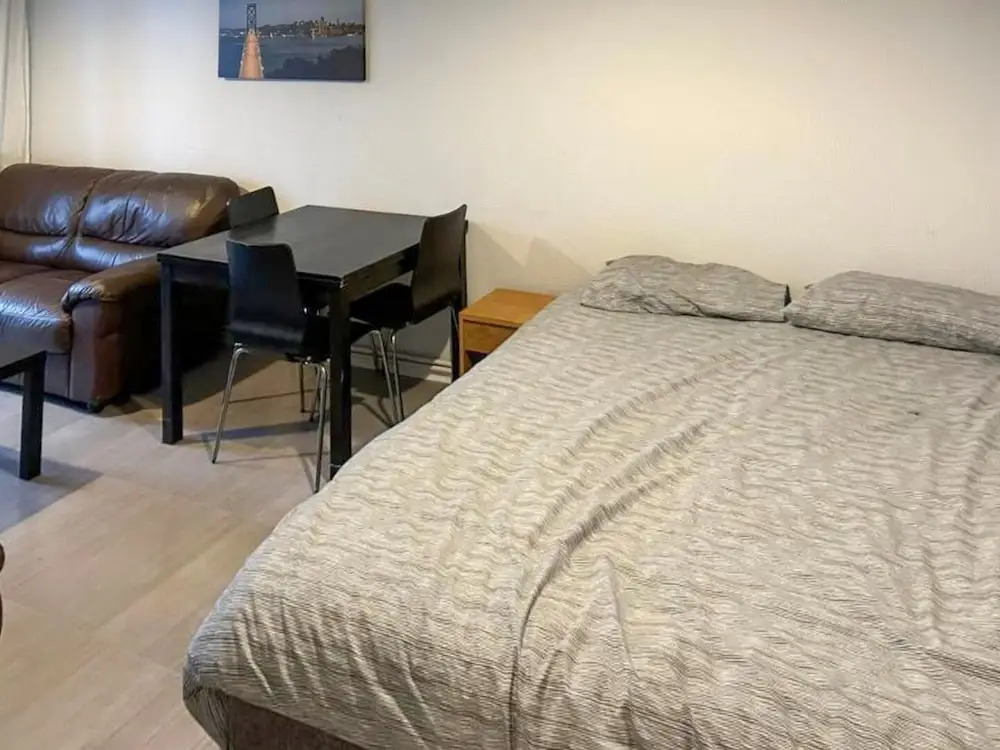 Room in Apartment - Normanton - Family Room With Balcony